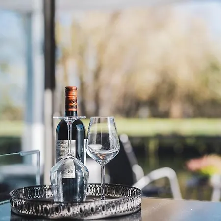 Aquahome - Np De Biesbosch - Bijzonder Overnachten Op Houseboat!