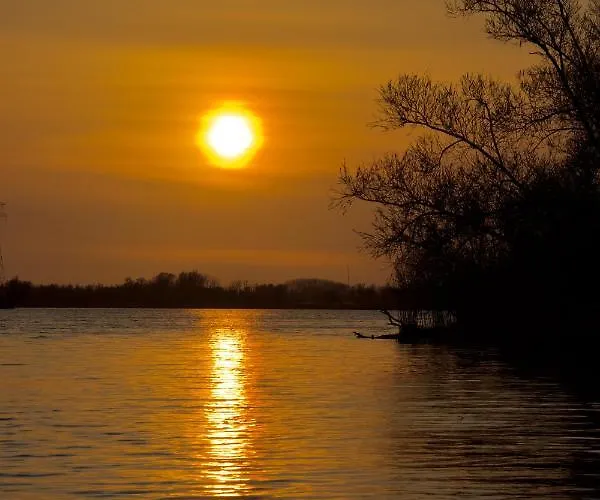 Alpesi faház Aquahome - Np De Biesbosch - Bijzonder Overnachten Op Houseboat!