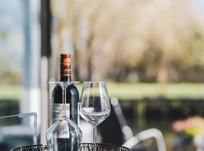 Aquahome - Np De Biesbosch - Bijzonder Overnachten Op Houseboat!