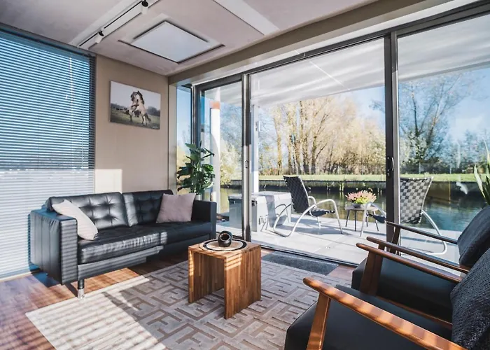 Aquahome - Np De Biesbosch - Bijzonder Overnachten Op Houseboat! Chalet Werkendam