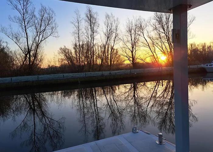 Aquahome - Np De Biesbosch - Bijzonder Overnachten Op Houseboat!