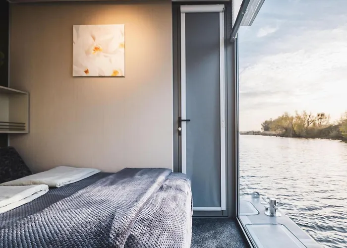 Aquahome - Np De Biesbosch - Bijzonder Overnachten Op Houseboat! Chalet Werkendam