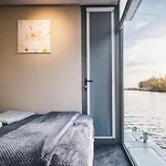 Aquahome - Np De Biesbosch - Bijzonder Overnachten Op Houseboat! Chalet Werkendam